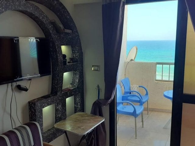 احد فيلات الاسكندرية 3 نجوم حيث تتميّز بحدائق على جانبي الطريق والبناية تقع على الشاطيء مباشرة ولها اطلالة بانوراما على البحر بتراس مستدير.