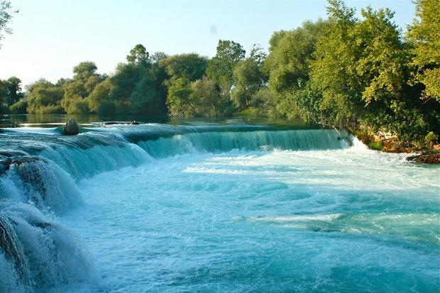 تعد شلالات مانافجات Manavgat Waterfall واحدة من اشهر الشلالات في انطاليا
