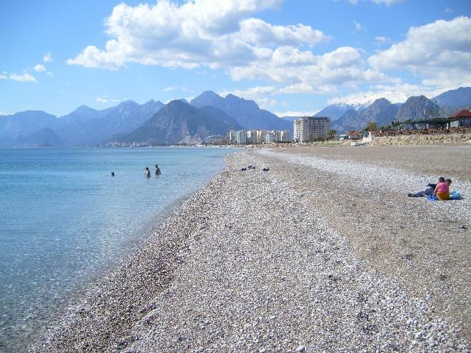 شاطئ انطاليا الاول والاكثر شهرة، شاطئ كونيالتي Konyaalti Beach الحائز على جائزة الراية الزرقاء العالمية