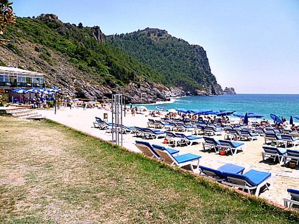 شاطئ داملاتاش Damlatas Beach شاطئ رملي يتواجد غرب شبه الجزيرة القديمة في مدينة انطاليا