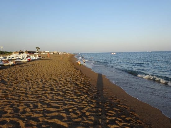 شاطئ لارا Lara Beach يعد من اكبر الاستثمارات في مدينة انطاليا حيث يمتد على مساحة كبيرة ويضم العديد من المطاعم والمقاهي والنوادي الشاطئية بالاضافة إلى مدينة ملاهي وملاعب كرة قدم، ناهيك عن المناطق الترفيهية للاطفال