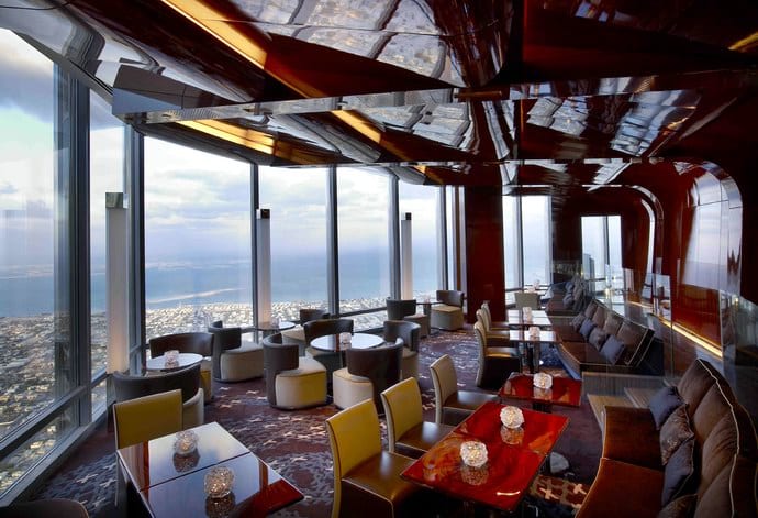 مطعم اتموسفير في برج خليفة يعد من افخم مطاعم دبي 
