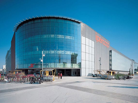 مركز تسوق ساركا من اكبر مجمعات التسوق في ميلان ايطاليا