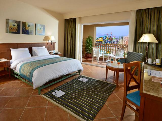 يتميز فندق شارمليون اكوا بارك شرم الشيخ بموقع مُميّز بالقُرب من الشاطئ