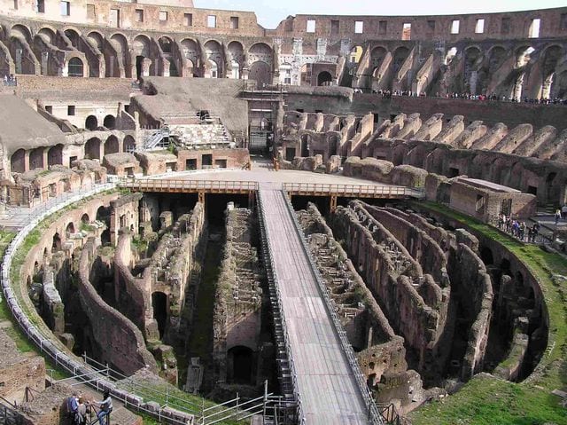 المدرج الروماني في روما ، من اشهر الاماكن السياحية في روما
