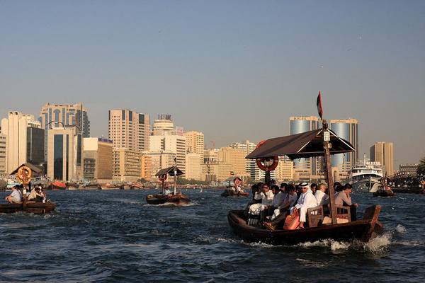 خور دبي الذهاب في رحلة القارب والتعرف على اجمل الاماكن السياحية في دبي خور دبي الذهاب في رحلة القارب والتعرف على اجمل الاماكن السياحية في دبي