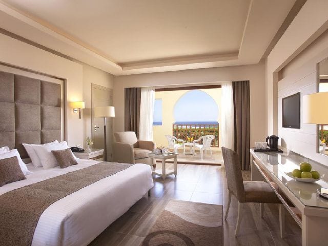 غرفة قياسية مع شرفة في  شارمليون كلوب ريزورت من بين أفضل فنادق الغرقانة شرم الشيخ