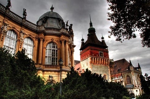 ميدان الابطال من اشهر الاماكن السياحية في بودابست المجر