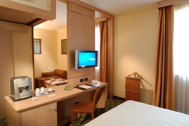 مراجعه عن سلسلة فندق هوليدي ان روما 5 Holiday Inn Rome Hotels 1