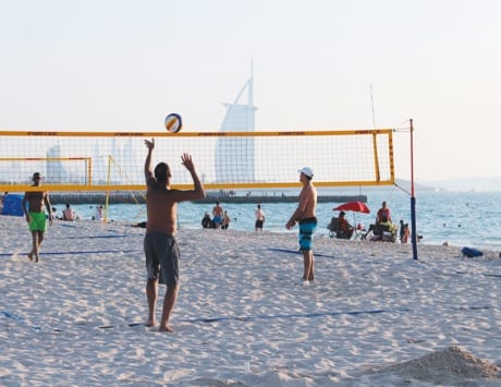 شاطئ كايت من أفضل الاماكن السياحية في دبي واحدى أفضل شواطئ دبي