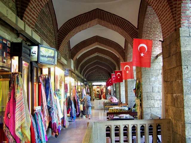 يعد سوق الحرير احدى اجمل اسواق بورصة السياحية