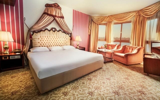 فندق ايزيس يقدّم إطلالات على النيل من خلال نوافذ تمتد من السقف إلى الأرض. فندق ايزيس يقدّم إطلالات على النيل من خلال نوافذ تمتد من السقف إلى الأرض.