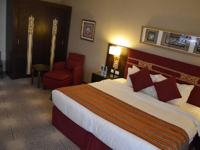 ألوان غرفة قياسية رائعة لفندق ميلينيوم طيبة من سلسلة فروع ميلينيوم المدينة المنورة 