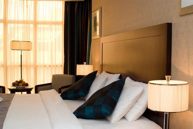 غرف فندق ميركيور واسعة ونظيفة بالمُقارنة مع فنادق جدة الحمراء