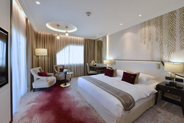 تمتاز غرف فندق موفنبيك بالبحرين بألوان حيادية مريحة