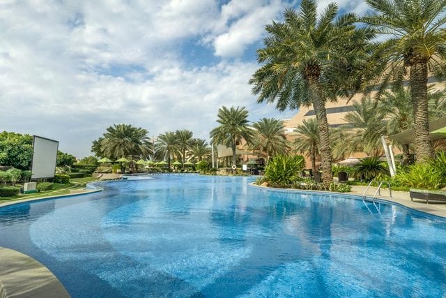 يمتلك فندق موفنبيك بالبحرين بركة سباحة مميزة وكبيرة