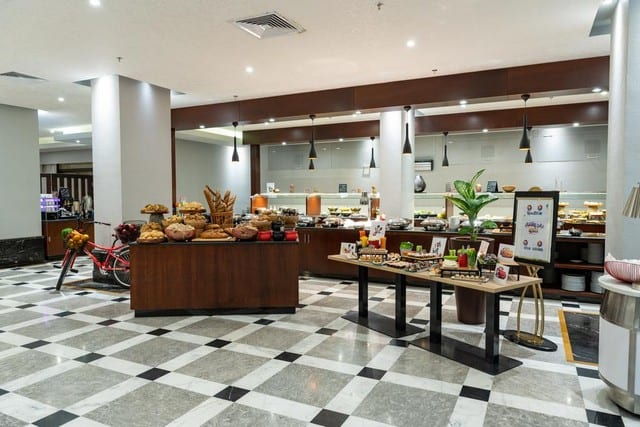 يوفر فندق بارك إن راديسون مكة النسيم مجموعة مُميزة من المأكولات العالمية