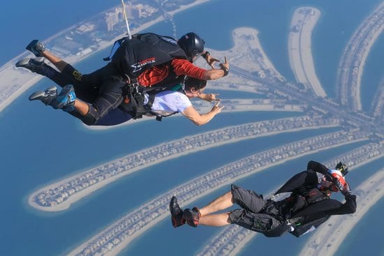 قم بزيارة اجمل الاماكن السياحية في دبي اثناء قفزك من السماء من سكاي دايف دبي