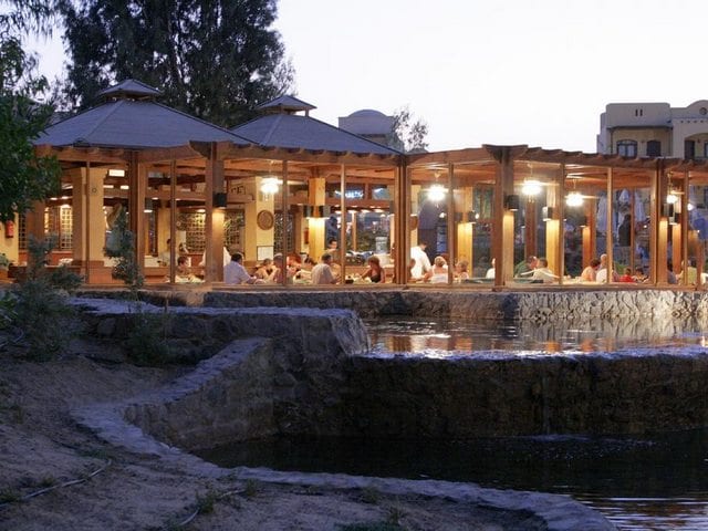 يضم ثري كورنرز ريحانا الجونه مجموعة من المطاعم تقدم اصناف عديدة من الماكولات العالمية يضم ثري كورنرز ريحانا الجونه مجموعة من المطاعم تقدم اصناف عديدة من الماكولات العالمية