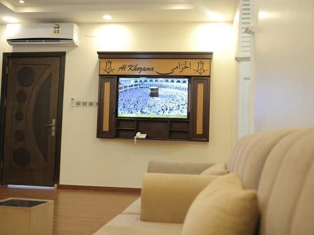 تمتاز أماكن المعيشة في منتجع الخزامى الطائف بأثاثها الراقي وتجهيزاتها الحديثة