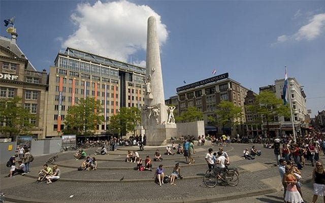 دام سكوير من اهم الاماكن السياحية في امستردام