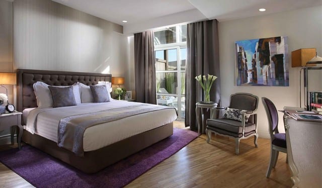 تتميّز فنادق شارع صاري بألوان غُرفها المُميّزة