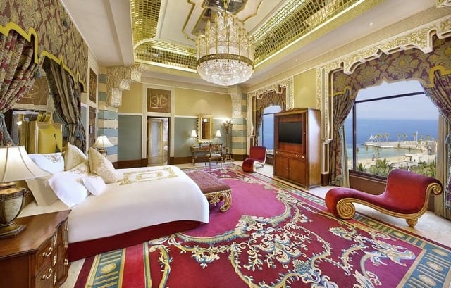 يرغب العديد من السيّاح الإقامة في أحد فنادق جدة على الكورنيش وذلك بفضل المرافق الفاخرة التي توفرها لهم