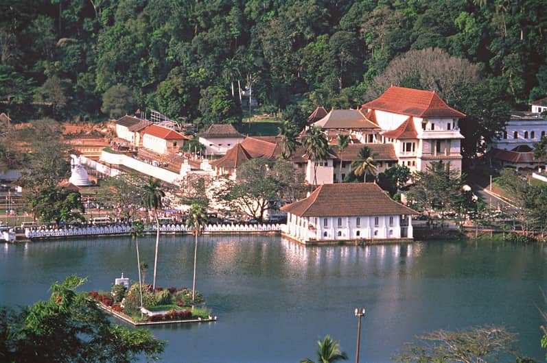 بحيرة كاندي من أفضل الاماكن السياحية في كاندي سريلانكا