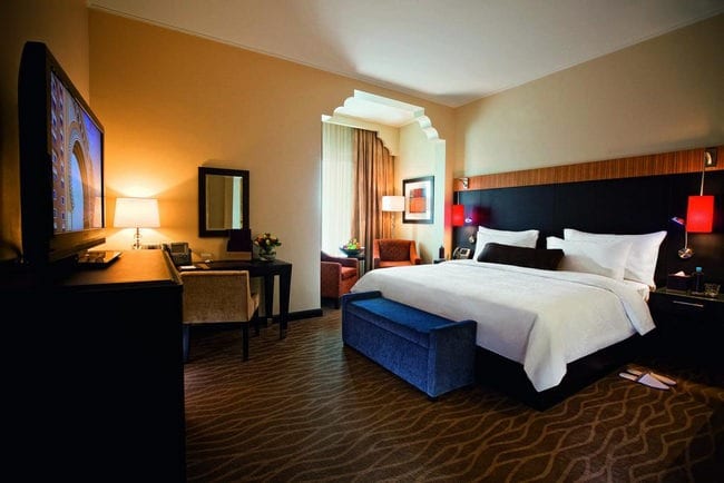 تتميّز الغُرف في اجمل فنادق الامارات دبي وخصوصاً فنادق جبل علي بألوان دافئة 