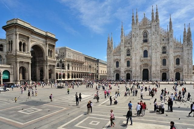ساحة دومو في مدينة ميلان ، تعد من اهم الاماكن السياحية في ميلان