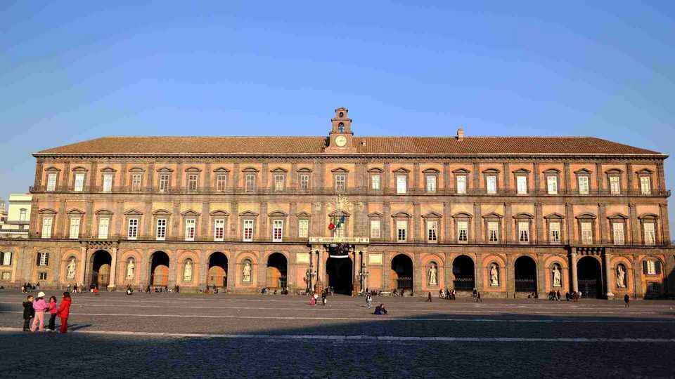 القصر الملكي في مدينة نابولي من اكثر الاماكن السياحية في  نابولي ايطاليا