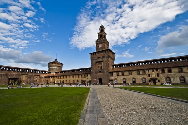 قلعة سفورزيسكو من اجمل المعالم التاريخية في مدينة ميلان - صور ميلان
