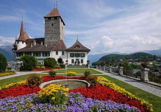 قلعة سبايز انترلاكن ، من اجمل الاماكن السياحية في  إنترلاكن سويسرا