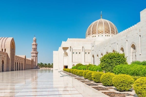 مسجد السلطان قابوس الكبير من اشهر معالم مسقط