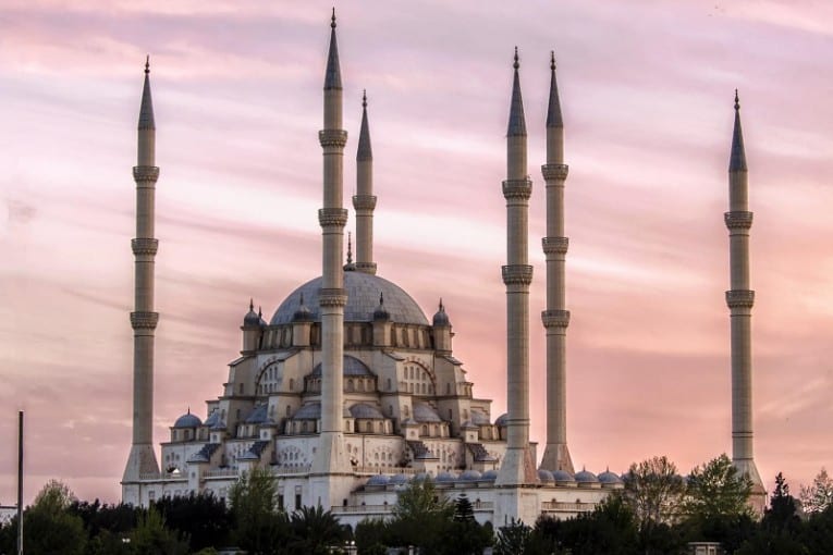 المسجد المركزي سابانجي احد الاماكن السياحية في مدينة أضنة التركية 