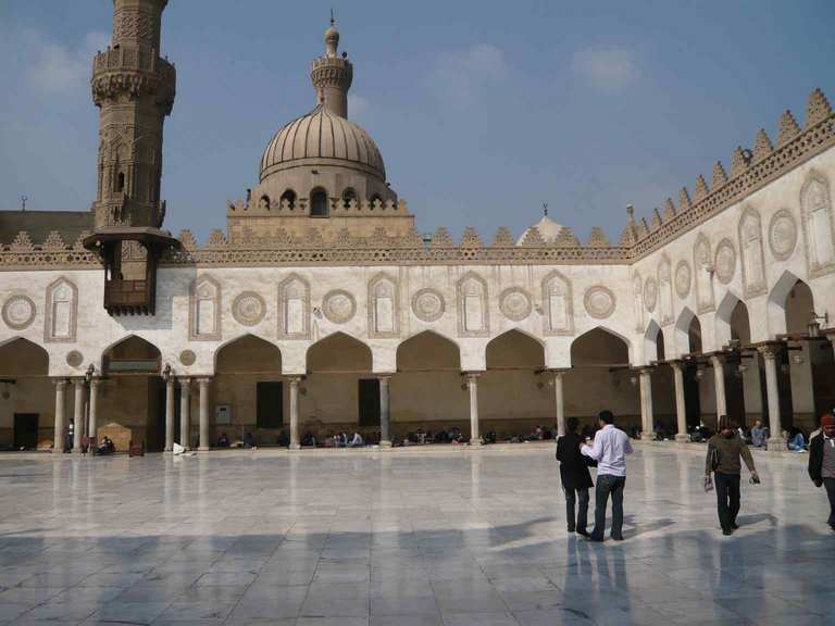 مسجد الامام الحسين من الاماكن السياحية في القاهرة