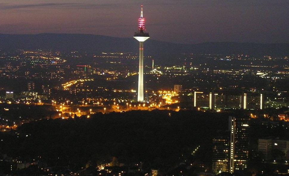 برج اوروبا في مدينة فرانكفورت المانيا ، يعتبر البرج من اهم الاماكن السياحية في فرانكفورت
