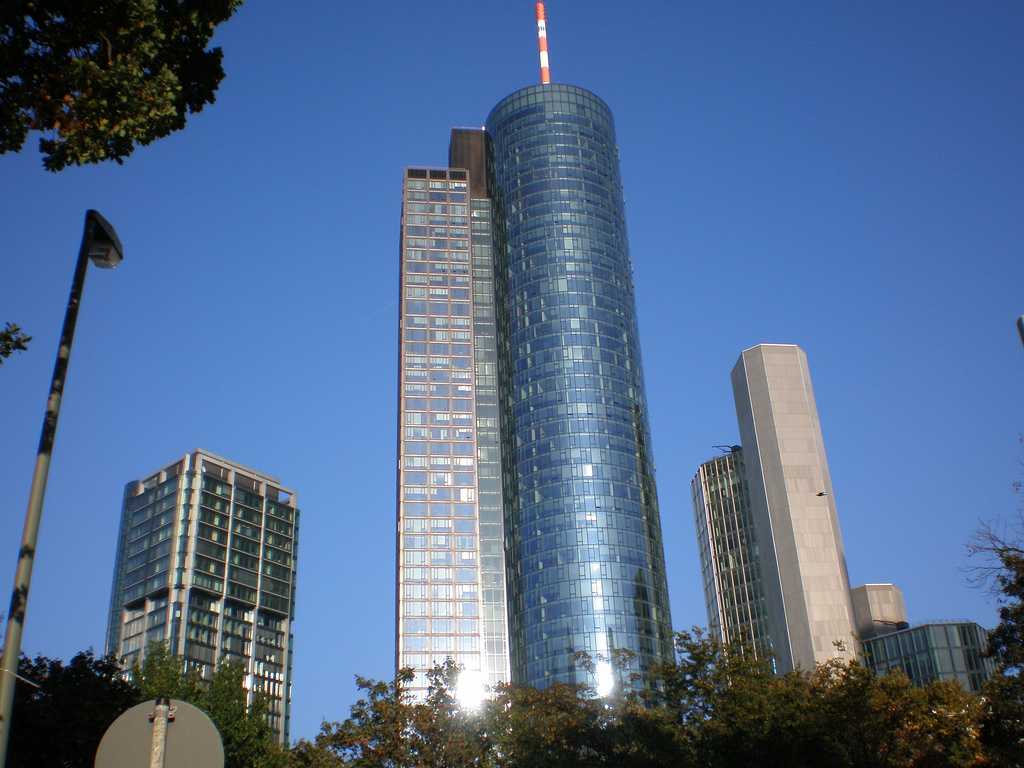البرج الرئيسي في مدينة فرانكفورت ، يعتبر من اهم الاماكن السياحية في فرانكفورت