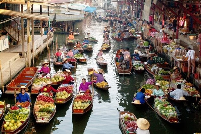 السوق العائم في بتايا تايلند