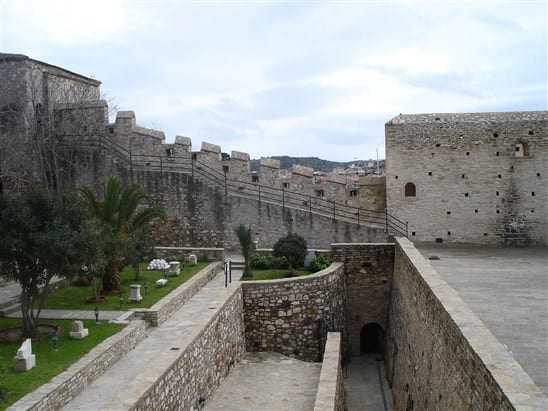 مدينة ازمير من اشهر مدن السياحية في تركيا تضم الاماكن السياحية في ازمير العديد من المعالم التاريخية من ضمنها قلعة قضيفة وهي من معالم السياحة في ازمير