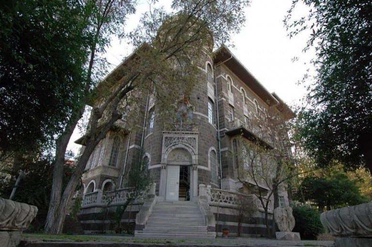 يتواجد المتحف في مدينة ازمير ويعتبر من اهم الاماكن السياحية في  ازمير تركيا
