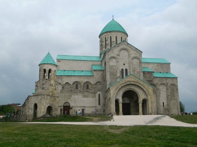 كاتدرائية باغراتي من اشهر الاماكن السياحية في  كوتايسي