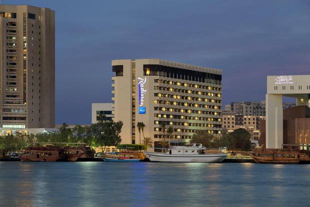 تمتاز غرف فندق راديسون بلو خور ديرة دبي بإطلالتها الساحرة