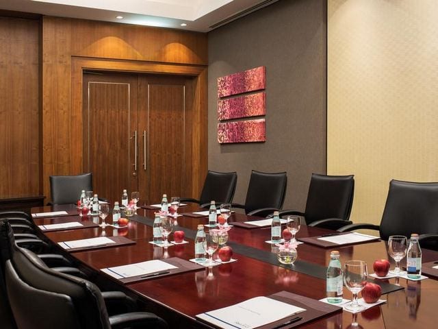 يتوّفر بفندق امواج روتانا دبي جي بي ار خدمات لرجال الأعمال منها غُرف للاجتماعات.