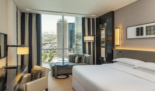 تتألق فنادق دبي خمس نجوم شارع الشيخ زايد في إعطاء الزائرين أفضل ما لديها ليحصلوا على خدمات فندقية ساحرة