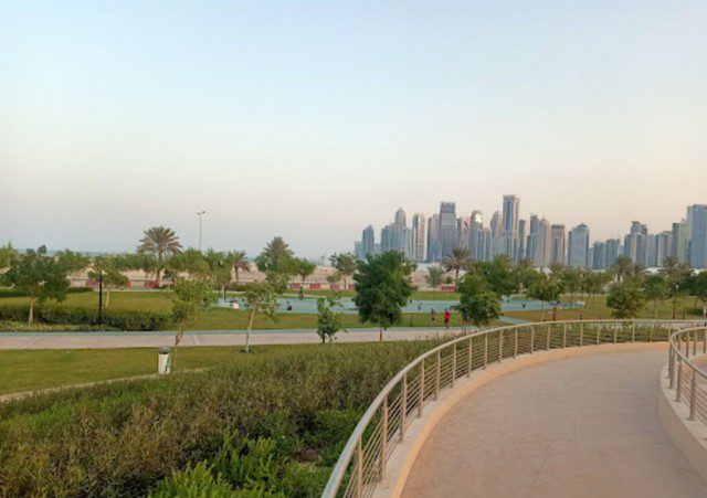 مسارات المشي الموجودة في الحديقة