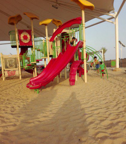 مساحة اللعب الخاصة بالاطفال على الشاطئ