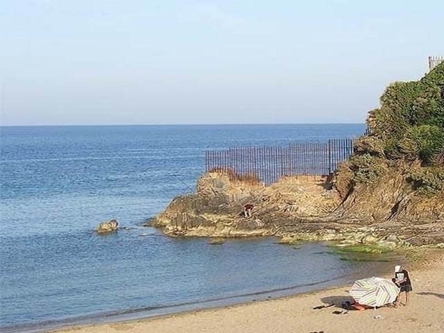شاطئ عين عشير من أفضل الاماكن السياحية في عنابة