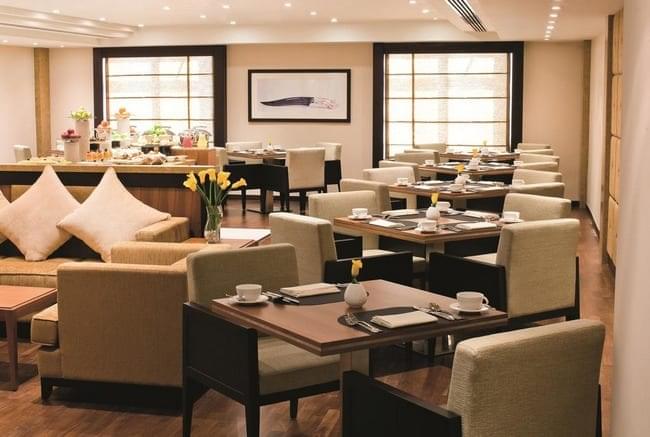 فندق أفاني ديرة في دبي يضّم مطعم قمة في الرُقي