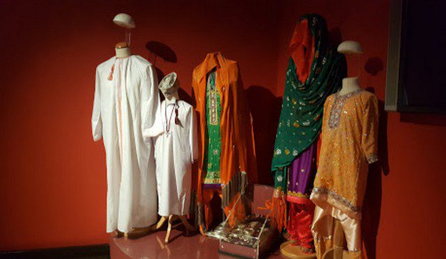 مجموعة من الألبسة التقليدية الموجودة في المتحف